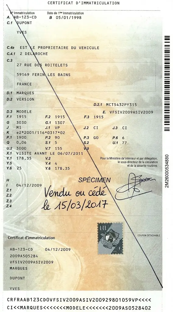 Modèle de carte grise barrée correctement : un seul trait diagonal sur le document avec la mention manuscrite "Vendu ou cédé le" suivie de la date et la signature du vendeur.